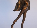 E6: Elseline Boks Luttikhuizen - Walking in the Wind - Brons - 25 cm hoog